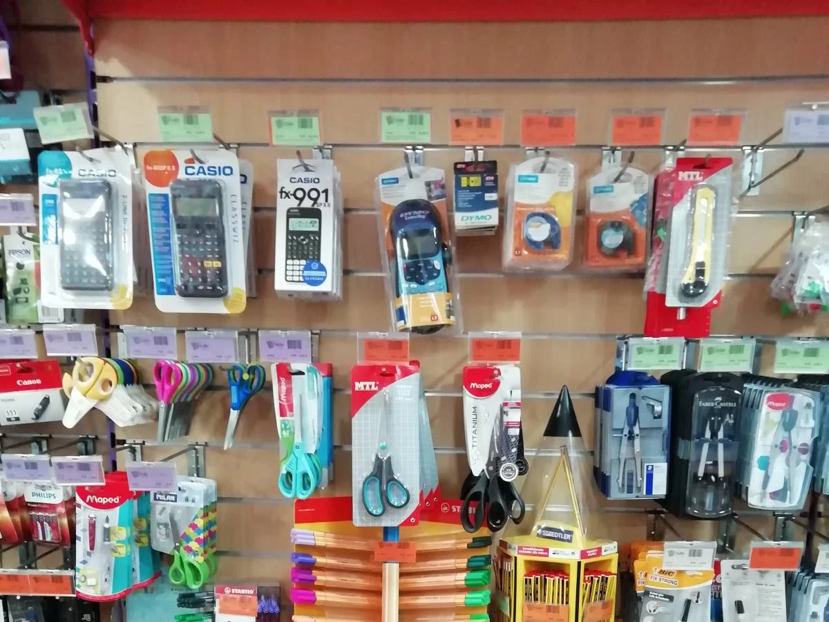 Calculadoras, rotring, compás.... 