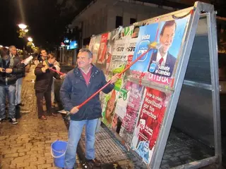 El Partido Popular de Majadahonda arranca la campaña con la tradicional pegada de carteles