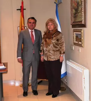 La presidenta de la AVT, Ángeles Pedraza, se reúne con el alcalde de Majadahonda