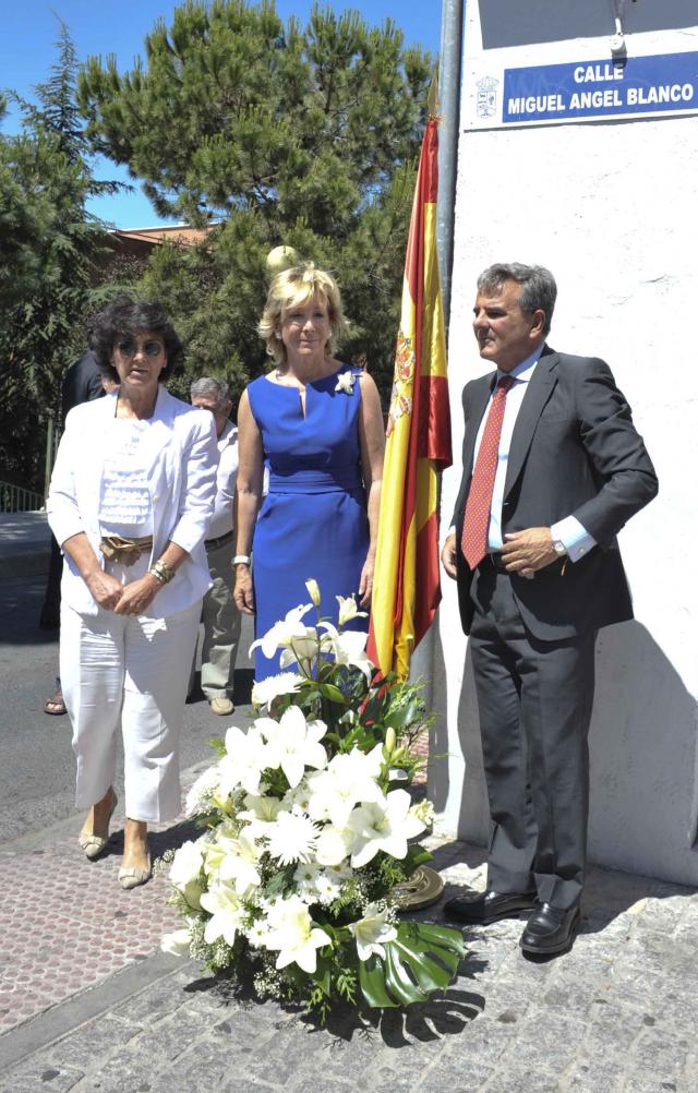 Decenas de vecinos acompañan a Aguirre y De Foxá en el homenaje a Miguel Ángel Blanco
