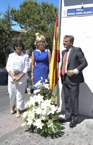 Decenas de vecinos acompañan a Aguirre y De Foxá en el homenaje a Miguel Ángel Blanco
