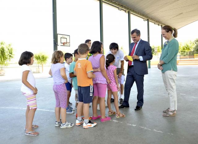 De Foxá visita las escuelas de verano a las que acuden un millar de niños
