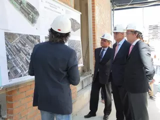 El alcalde y el viceconsejero visitan las obras de las viviendas protegidas de Majadahonda