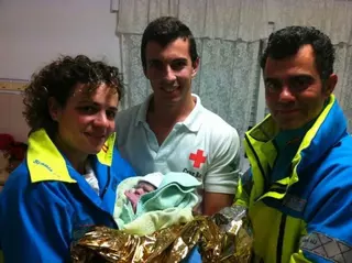 Dos jóvenes voluntarios de Pozuelo ayudan a traer al mundo a un bebé en Nochebuena