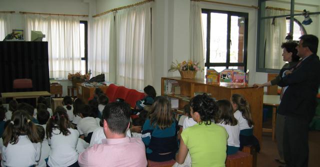 El alcalde de Majadahonda visita la XV Semana del Libro Infantil y Juvenil