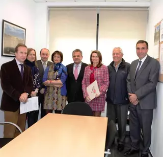 El alcalde asiste a la firma del programa ‘Colegio&Tenis’ entre el CAUDE y el CIT
