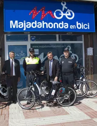 El alcalde entrega seis bicicletas eléctricas para uso de los servicios municipales

