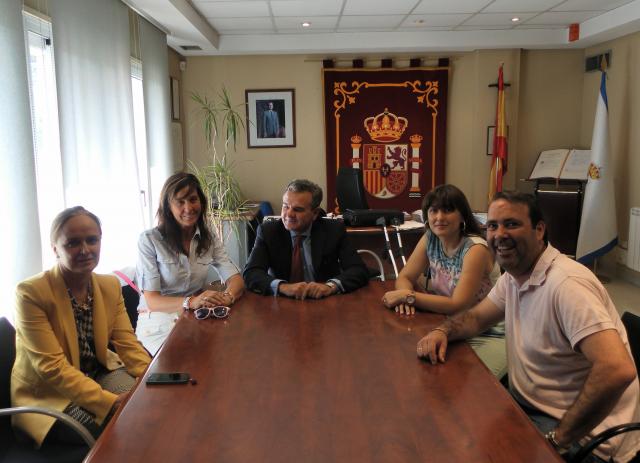 Reunión de De Foxá con representantes de la escuela infantil Tamaral