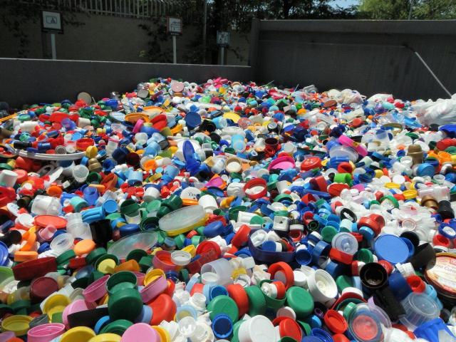 El Ayuntamiento ubica contenedores de tapones de plástico con un fin solidario