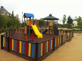 Izquierda Unida celebra la instalación de un parque infantil en la Plaza de la Constitución