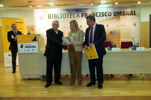 El escritor Rafael Chibes recibió ayer en Majadahonda el premio Umbral al libro del año por su novela ‘En la orilla”
