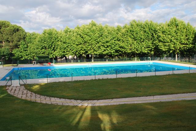 Campaña informativa sobre la apertura de piscinas de uso comunitario en Majadahonda
