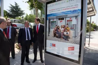 La Comunidad inicia una campaña de concienciación contra el mal uso de las marquesinas de autobuses