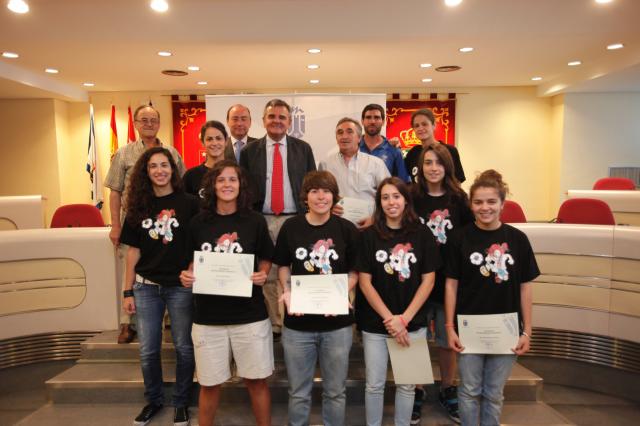 Homenaje del Ayuntamiento al equipo femenino de fútbol sala Afar 4 tras su ascenso a primera
