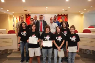 Homenaje del Ayuntamiento al equipo femenino de fútbol sala Afar 4 tras su ascenso a primera