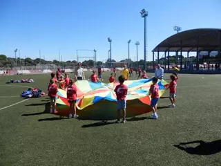 Más de mil niños disfrutan esta quincena de los campus deportivos y colonias municipales