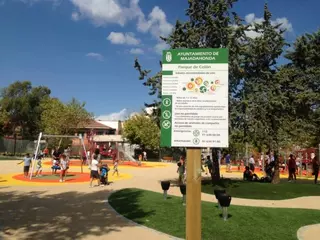 Los niños llenan la nueva zona infantil del Parque de Colón en sus primeros días
