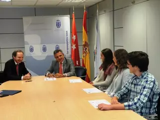 De Foxá entrega las becas a la excelencia de la UFV  a tres estudiantes de Majadahonda