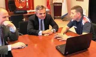 El alcalde recibe al técnico de Protección Civil de Majadahonda que participó en el rescate del espeleólogo español en Perú