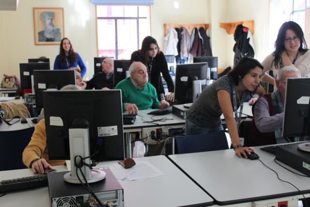 Alumnos del IES José Saramago imparten talleres de tecnología digital y redes sociales a personas mayores