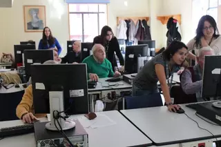 Alumnos del IES José Saramago imparten talleres de tecnología digital y redes sociales a personas mayores