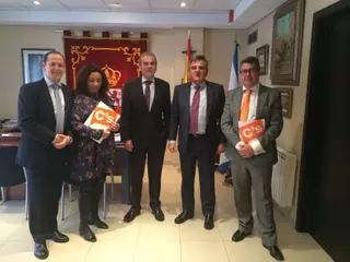 Ciudadanos (C’s) de Majadahonda hace entrega al alcalde de su propuesta de medidas contra la corrupción