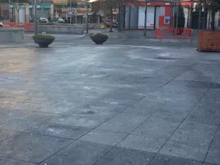 El Ayuntamiento esparce sal en vías públicas para evitar accidentes provocados por las heladas