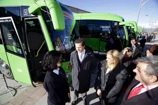 De Foxá asiste a la presentación de la renovación de la flota de autobuses del corredor de la A-6