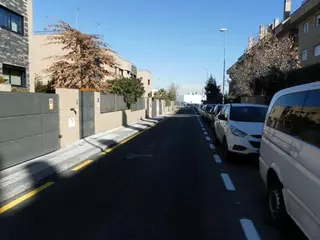 El Ayuntamiento toma medidas para regular el aparcamiento en las calles Abedul, Rosales y Chopos