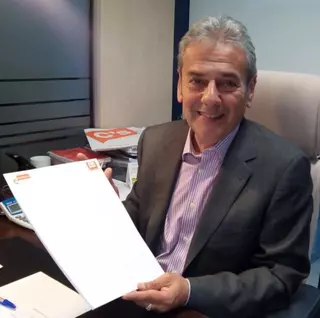 El candidato Alfonso Reina presenta las propuestas de C's de Majadahonda, en braille para personas invidentes