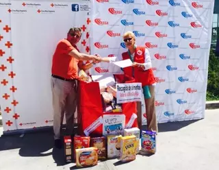 De Foxá entrega a Cruz Roja el dinero recaudado con la venta del cupón de oro y alimentos donados por los ciudadanos