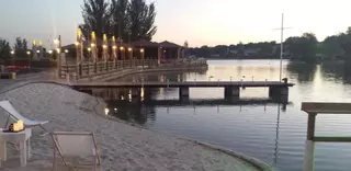 Beach club El Lago, una nueva propuesta de ocio, con playa, para las noches de verano