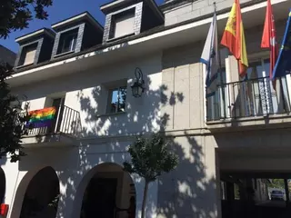 El Grupo Socialista de Majadahonda despliega la bandera arcoíris en su balcón