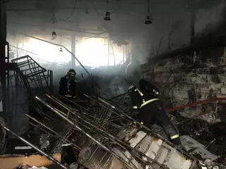 Un incendio daña gravemente un comercio y un bloque de viviendas en Majadahonda