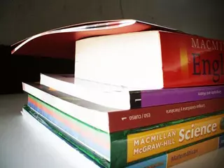 El pleno de Majadahonda aprueba otorgar ayudas para material escolar y libros de texto a las familias necesitadas