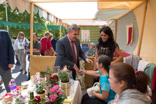 De Foxá visita el mercadillo solidario de ANDE