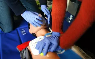 El Summa 112 enseña a los ciudadanos de Majadahonda a realizar una reanimación cardiopulmonar