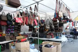 El Ayuntamiento incrementa la vigilancia policial en el mercadillo para evitar la venta ilegal