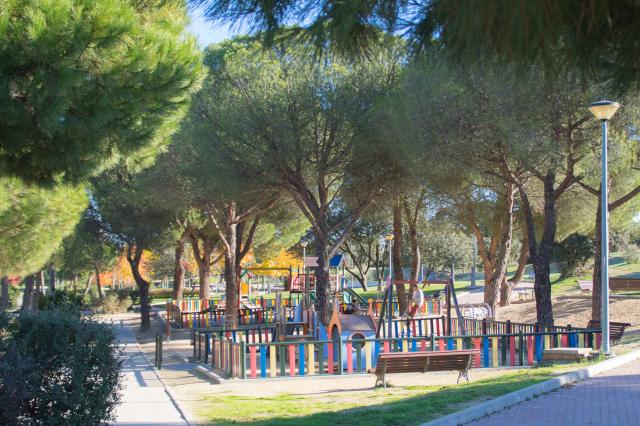 El Ayuntamiento repara cuatrocientos metros cuadrados de vallas en el Monte del Pilar