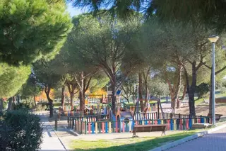 El Ayuntamiento repara cuatrocientos metros cuadrados de vallas en el Monte del Pilar