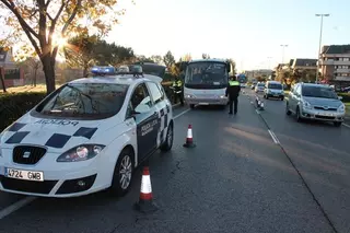 La Policía de Majadahonda lleva a cabo una campaña de control de seguridad en el transporte escolar