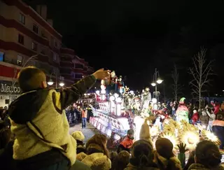 Melchor, Gaspar y Baltasar recorrieron las calles bajo la mirada ilusionada de los niños