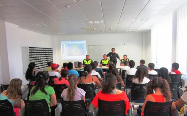 ﻿Los agentes tutores acercan a los escolares consejos sobre seguridad vial y buen uso de internet