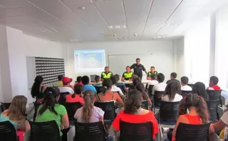 ﻿Los agentes tutores acercan a los escolares consejos sobre seguridad vial y buen uso de internet