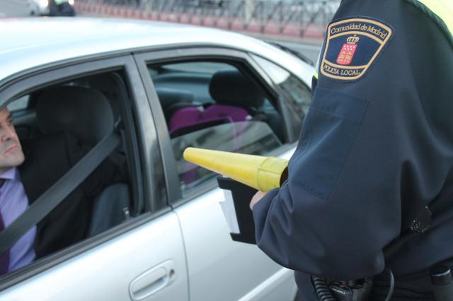 La Policía Local revisa la seguridad de adultos y niños en los vehículos