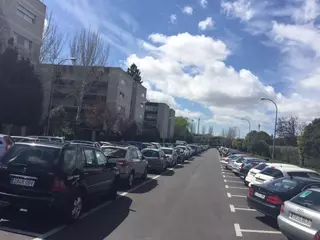 La Ordenanza de Movilidad establecerá la zona ORA en Virgen de Iciar y limitará el número de coches estacionados por los talleres mecánicos