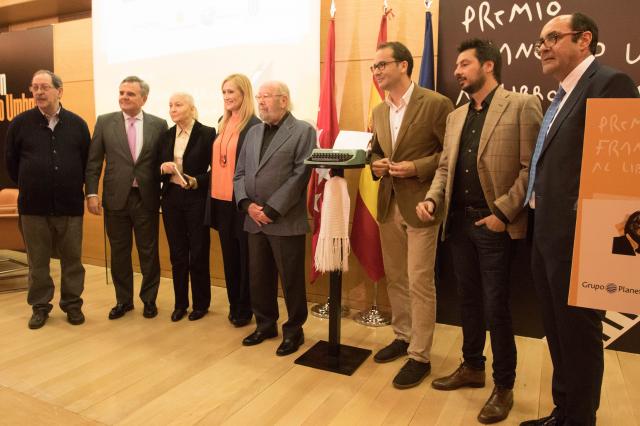 La Olivetti de Umbral preside la entrega del Premio al Libro del Año a Caballero Bonald