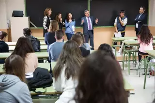 El Alcalde entrega diplomas a tres alumnos del IES Carlos Bousoño que han hecho prácticas en instalaciones municipales