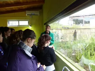 Estudiantes del IES Leonardo da Vinci visitan el hospital de fauna salvaje de Grefa