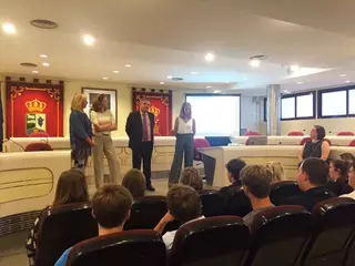 Un grupo de alumnos americanos de intercambio visita instalaciones municipales